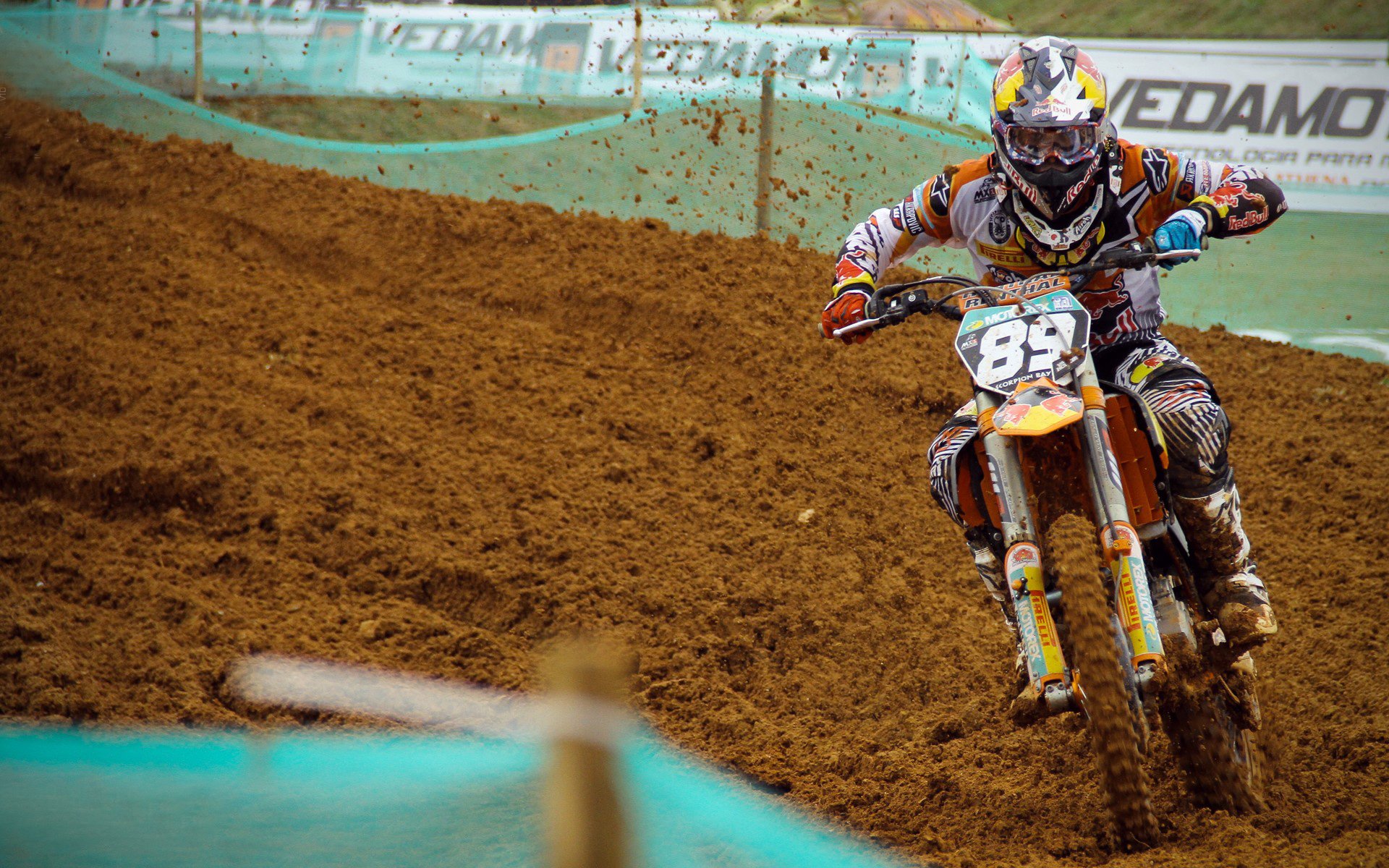 绿茵双城记，从德甲争冠鏖战到厄瓜多尔的西班牙式革命