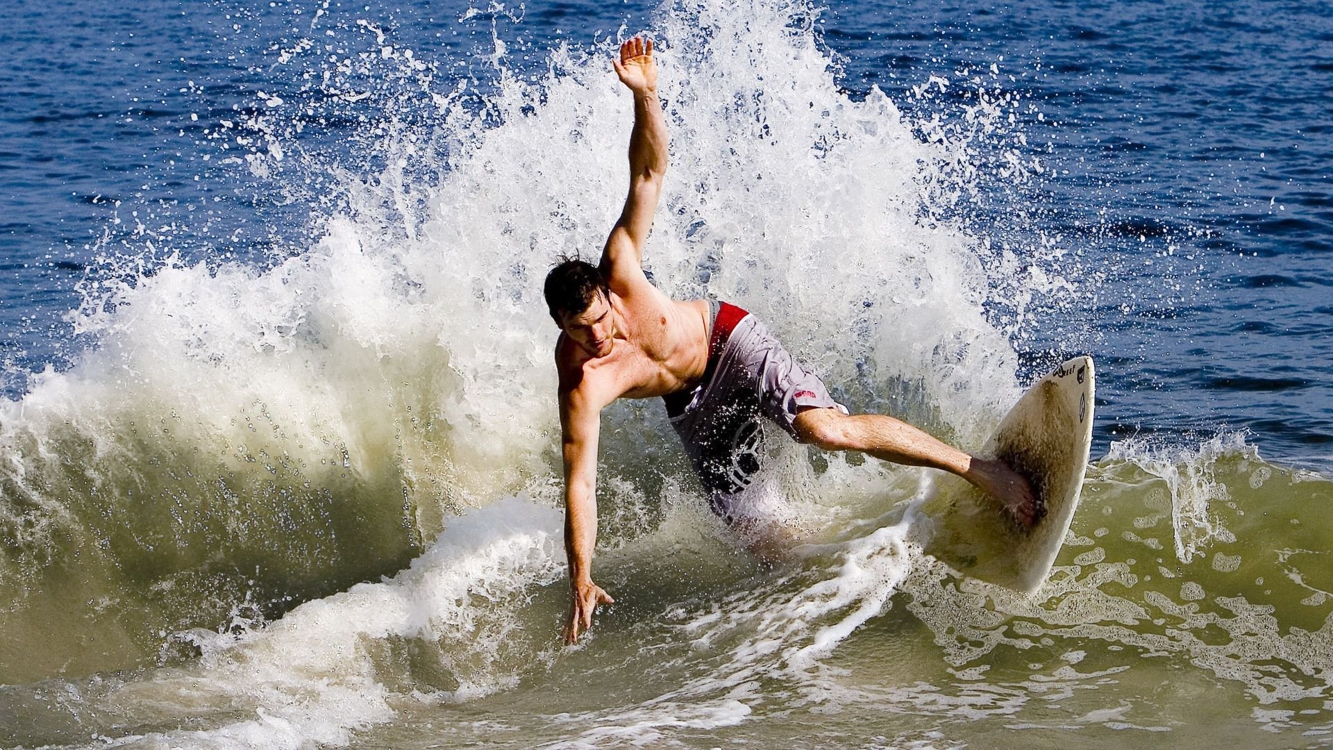 绿茵场与篮球馆，英超争冠焦点战与公牛力克浙江的双重奏